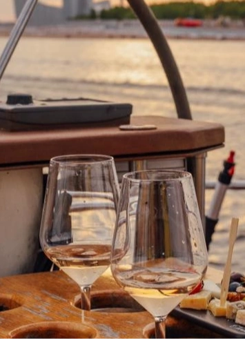 Дегустация и прогулка на яхте «Изысканные сыры и вина» 