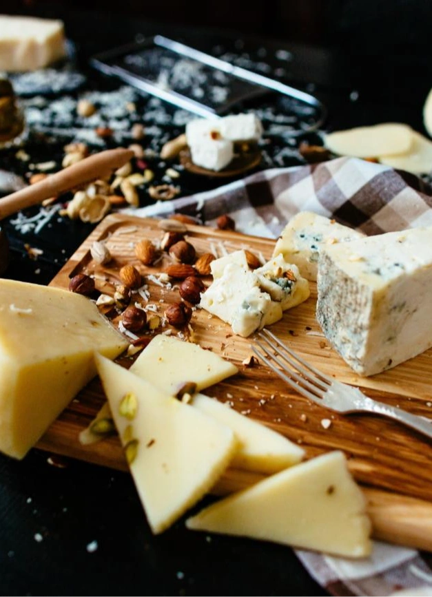 Искусство вкуса: сыр + необычные сорта мёда и вино
