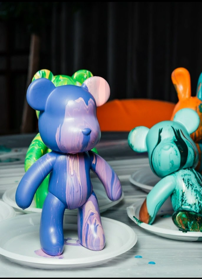 Роспись мишки Bearbricks в технике флюид-арт