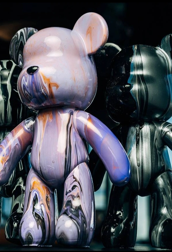 Роспись мишки Bearbricks от ArtVibes в центре