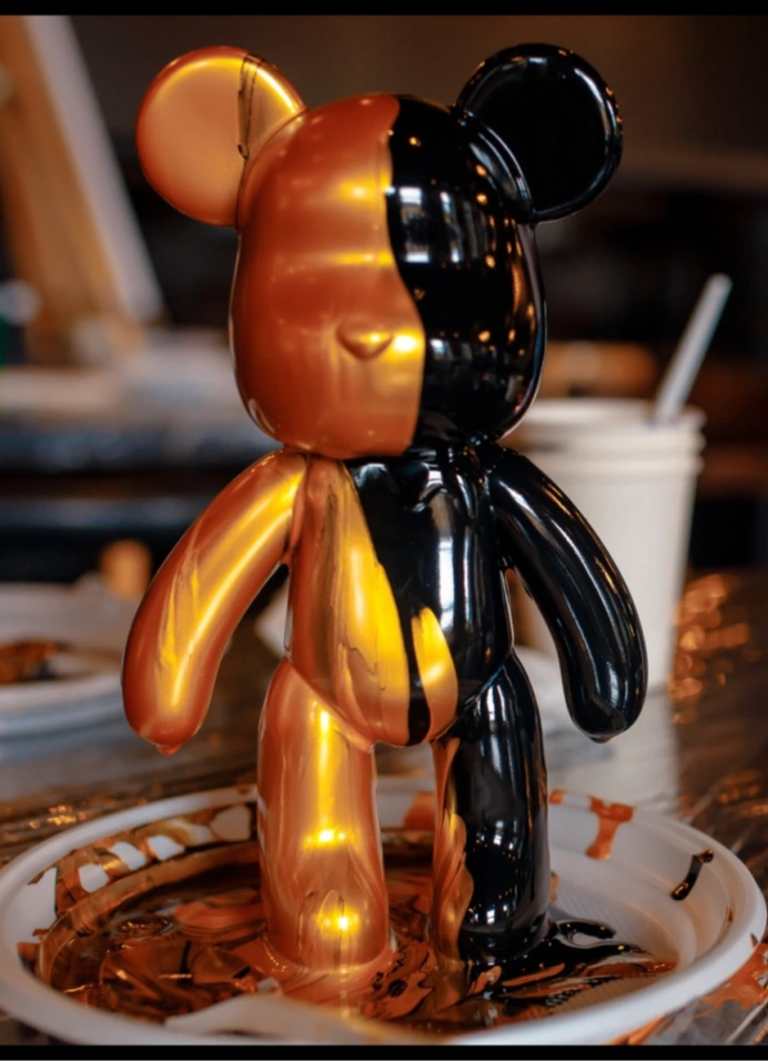 Роспись мишки Bearbricks с видом на Исаакиевский собор