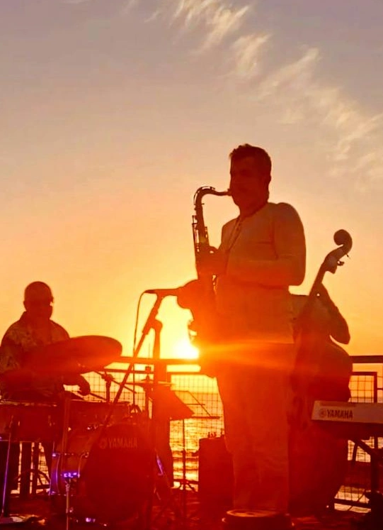 Sunset jazz. Джаз на закате на берегу моря
