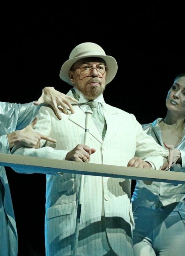 Отель двух миров