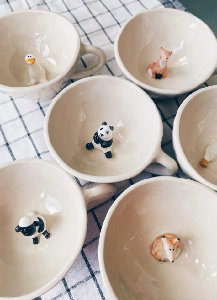 Кружка с фигурками на дне