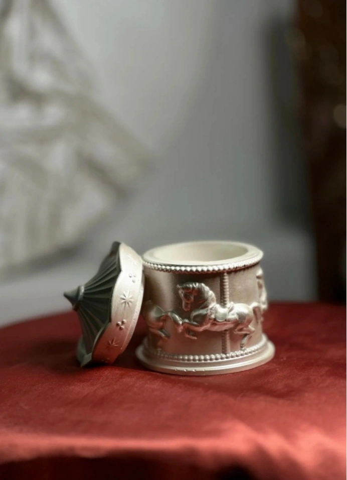 Роспись гипсовой шкатулки «Карусель»