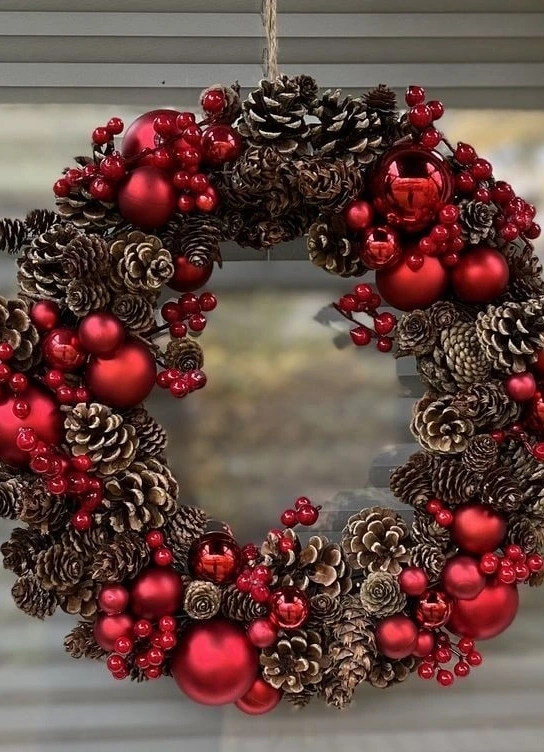 Новогодний венок из шишек с натуральным декором