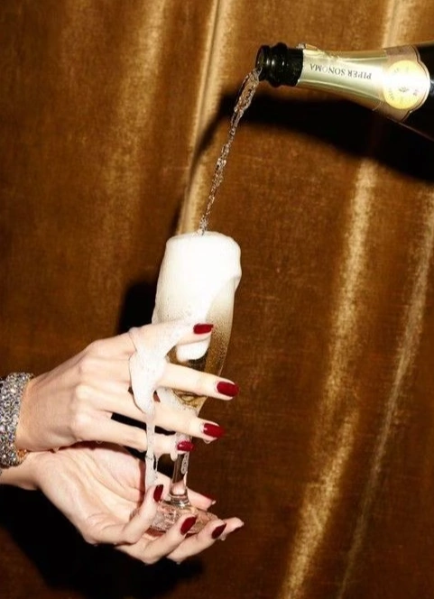 Советское кино, романсы и игристое с тематическим фуршетом