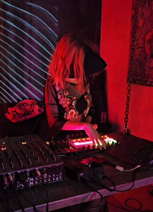 Лайв Wiwaxis в Generative Gallery