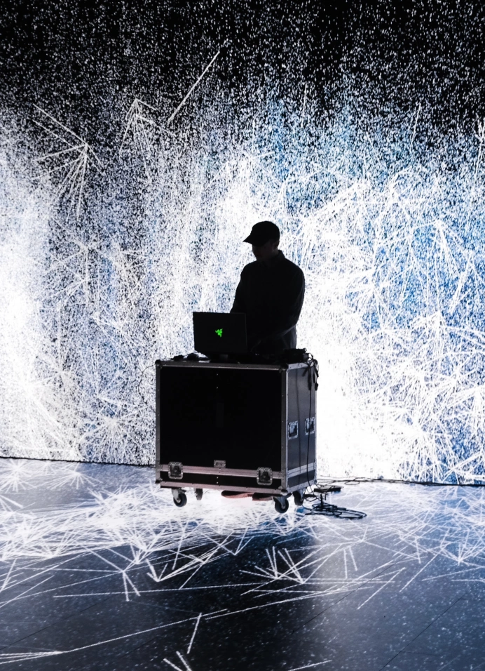 Mediaspank: презентация аудиовизуального лайв-перформанса «Stereo» от Svibovitch