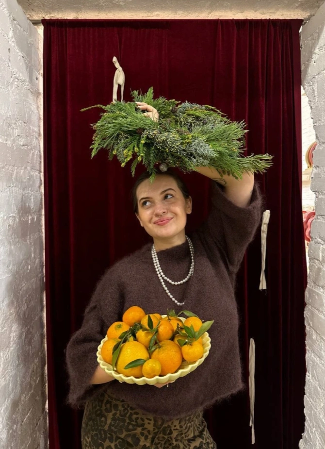 Новогодний венок с оливье и шампанским