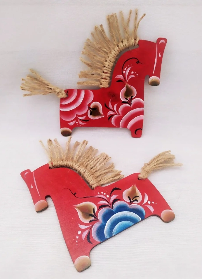 Конь с уральскими украсами