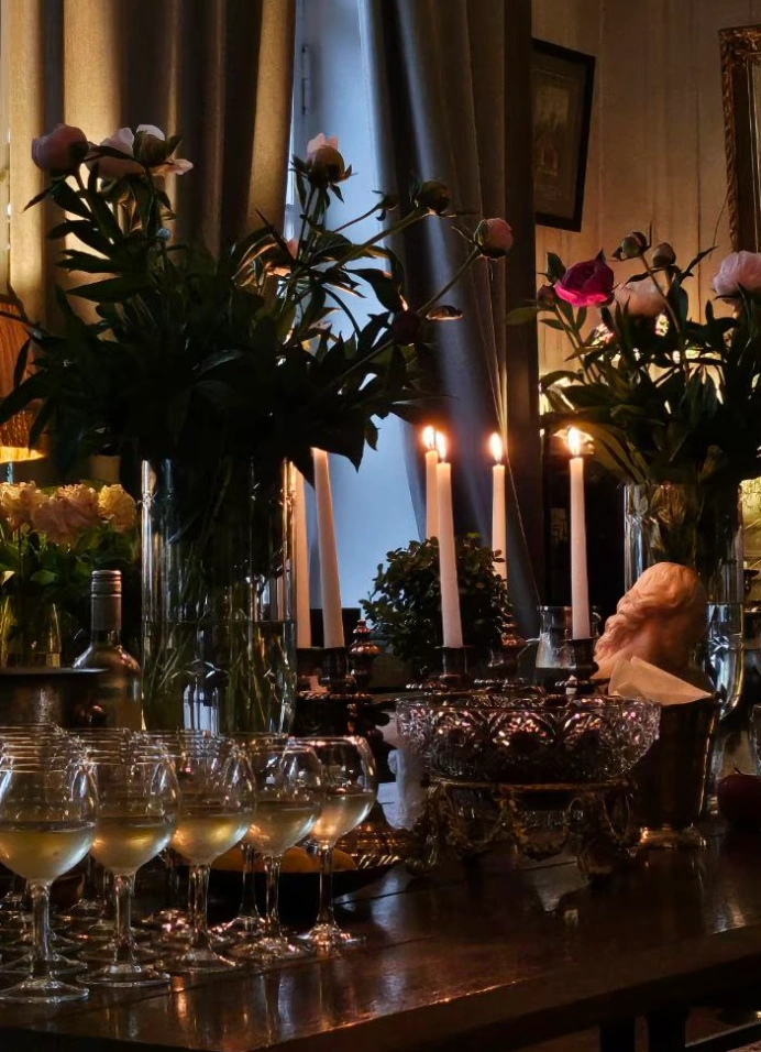 Ёлка, свечи и вино