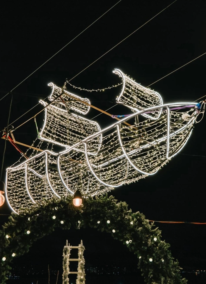 Светящийся корабль