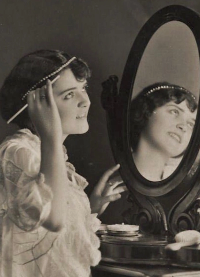 Богемный арт-бранч. «Корcеты, диеты, мышьяк: beauty routine петербурженки 19 века»