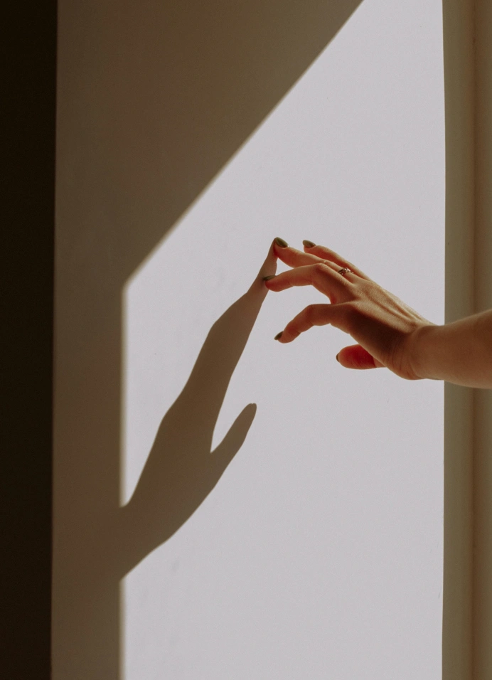 Чем мы заняты в тени: практики познания через «дарк-»