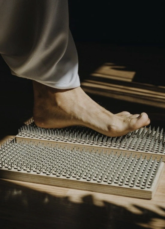 Практика группового стояния на гвоздях