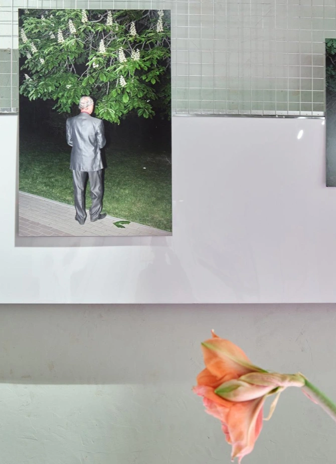 Это появилось в комнате только в момент падения. До этого момента этого в комнате не было