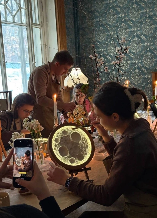 Луна с подсветкой