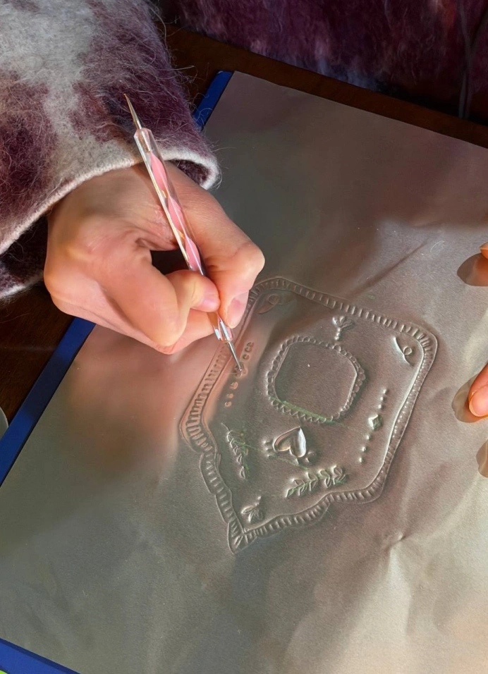 Мастер-класс по чеканке: создаём рамку и зеркальце