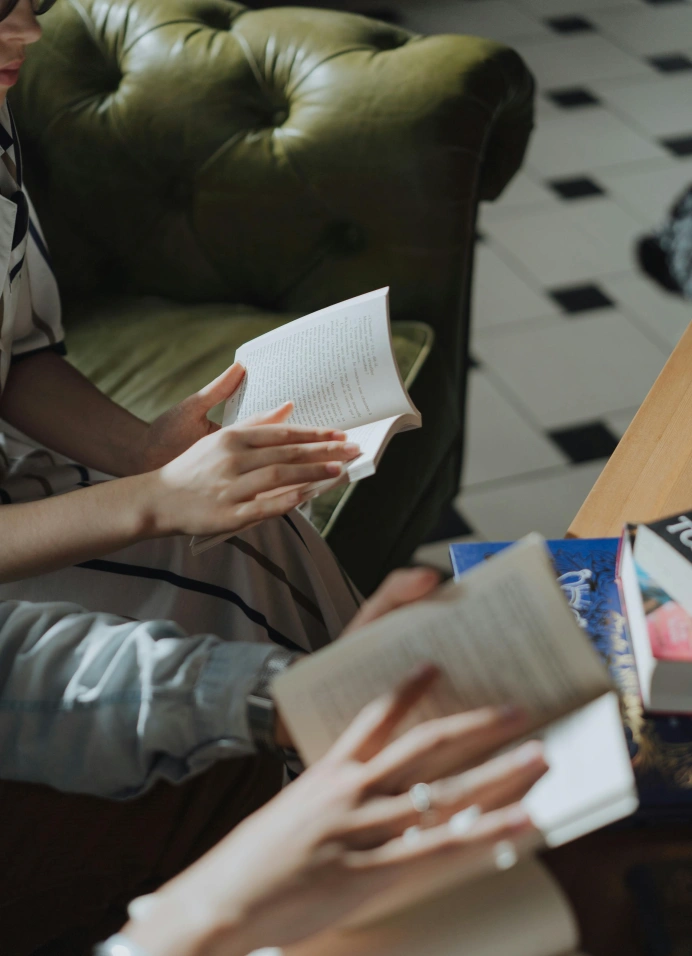 Книжный клуб среди искусства